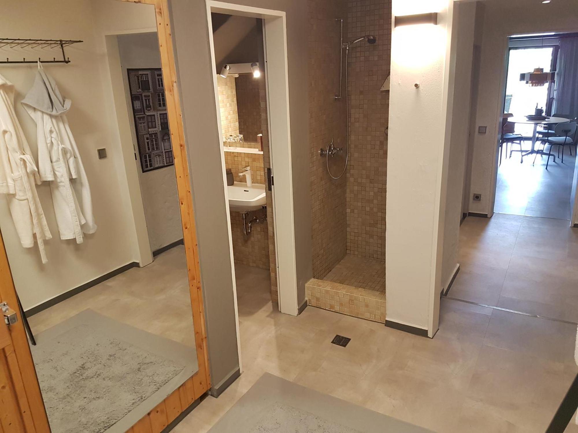 Exklusiver Souterrain - Zentral, Ruhig Mit Grosser Terrasse, Bergblick Und Privaten Sauna Zzgl *