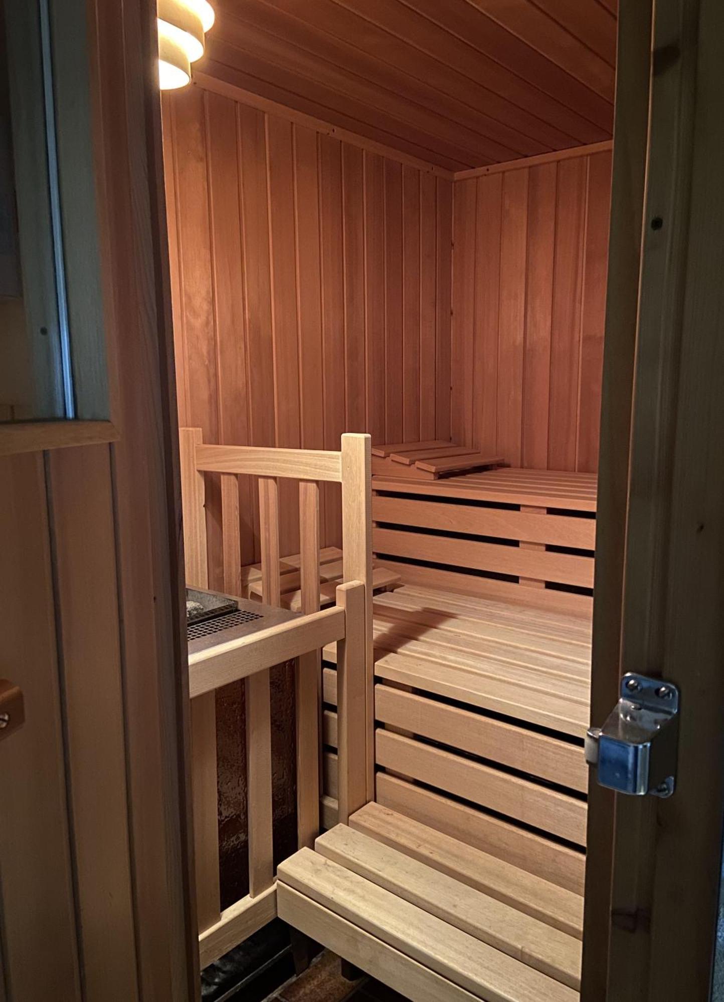 Exklusiver Souterrain - Zentral, Ruhig Mit Grosser Terrasse, Bergblick Und Privaten Sauna Zzgl Apartment